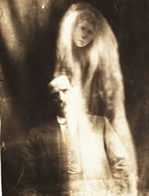 Un uomo con il fantasma della sua seconda moglie